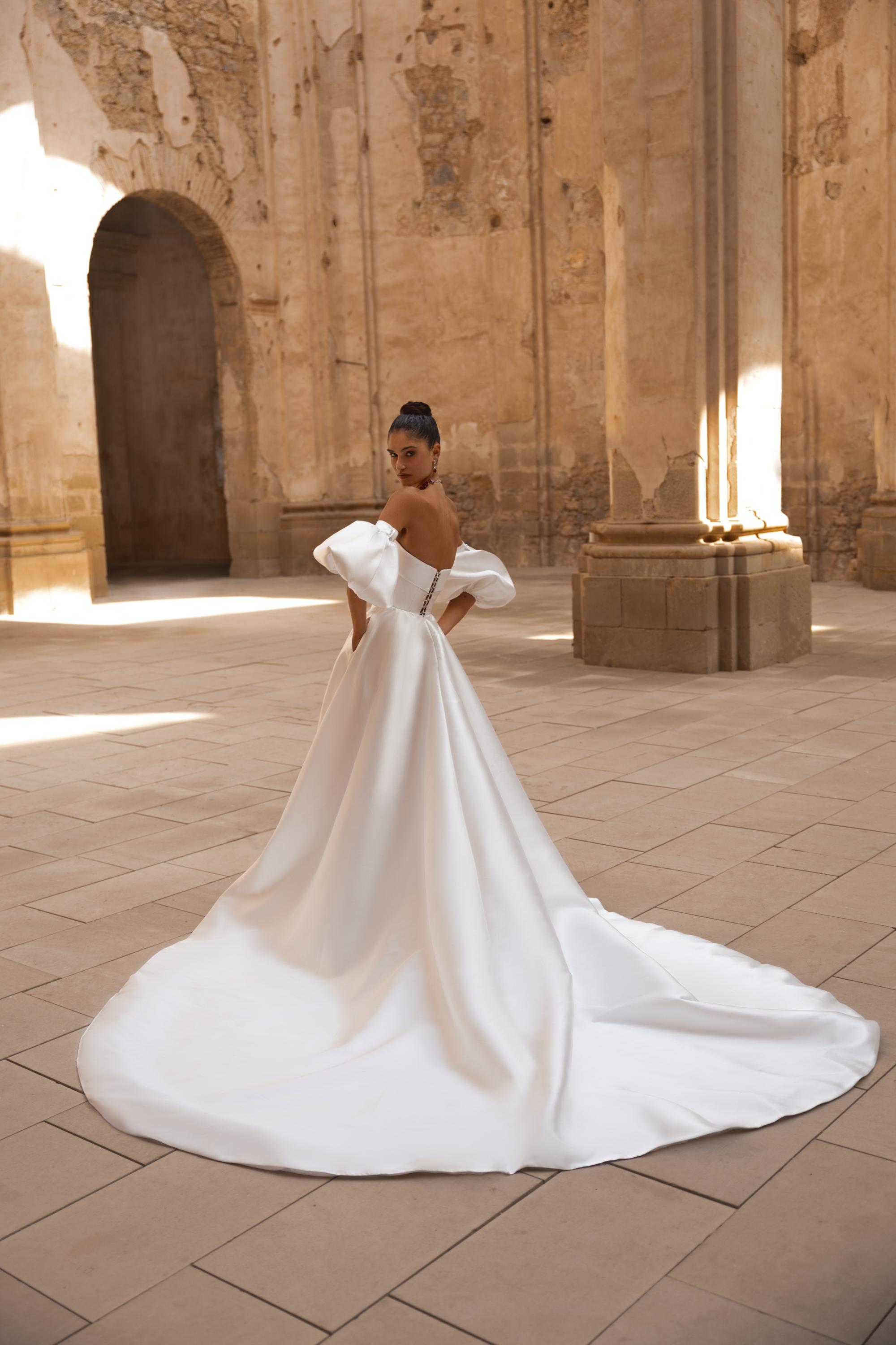 Kiera #2661 – Romanzo by Julie Vino Wedding Dress