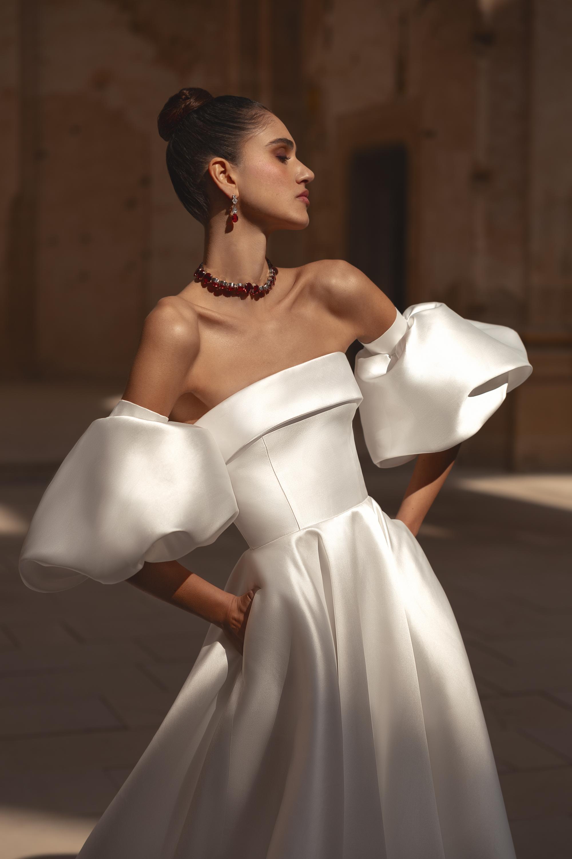 Kiera #2661 – Romanzo by Julie Vino Wedding Dress